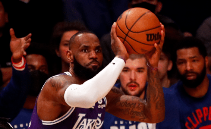 霍华德26分钟统治内线，14分16板3帽！湖人终于放弃五小重用他！