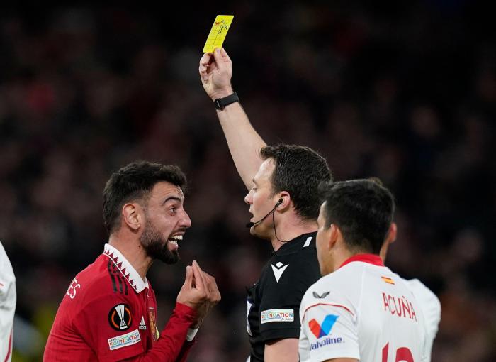 曼联不满B费冤屈停赛，被动手球染黄不公平！球迷炮轰裁判两判罚