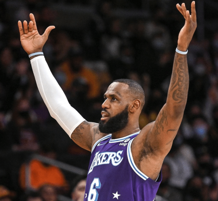 詹皇又狂刷多项历史纪录，连续7场30+！全力詹强得离谱无人能防