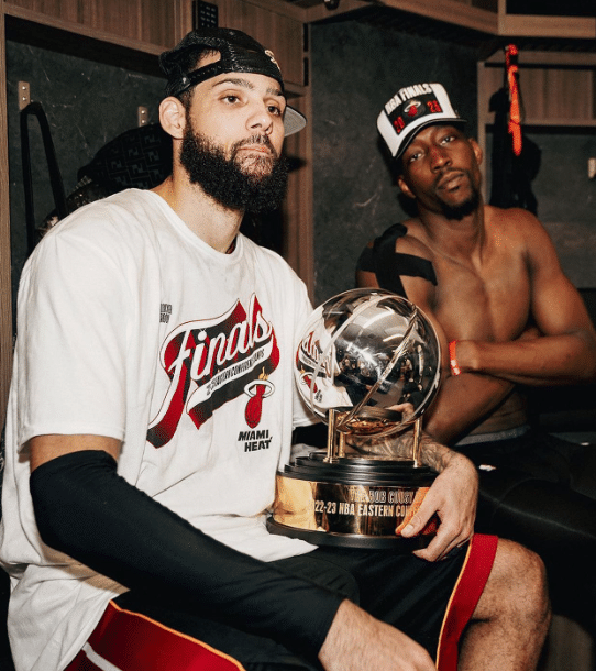 马丁偷偷抹泪一幕曝光！热火全队抱奖杯出征总决赛：众将喝酒庆祝