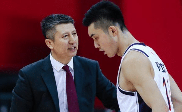 情绪失控！江苏悍将爆粗口+怒砸广告牌，裁判吹罚引不满