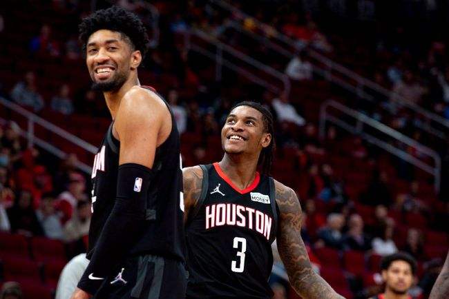 小波特朝助教扔东西，火箭主帅亲承球队内讧！伍德拒绝下半场出战！