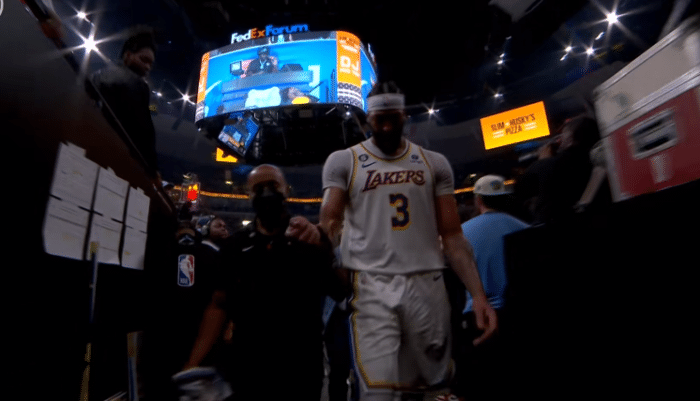 湖人险遭重创：浓眉手臂一度无法移动 受伤离场检查后确认继续出战