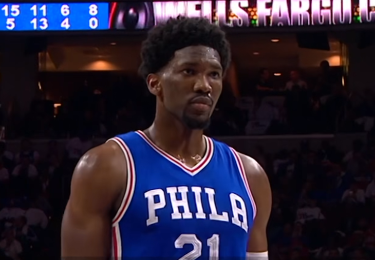 恩比德完成隔扣后痛苦倒地 捂着自己的左膝