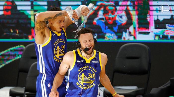 勇士更衣室庆祝曝光！全队放假一天，科尔兴奋庆祝库里跳起一闪而过