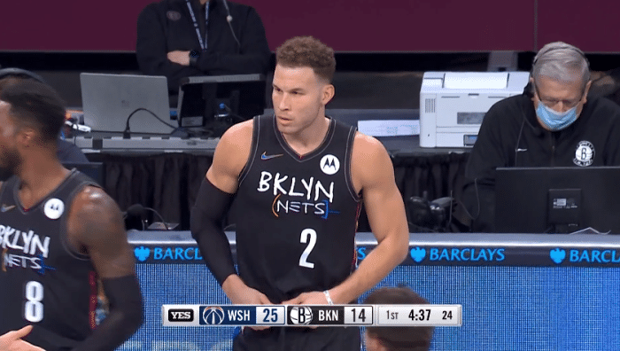 格里芬篮网首秀，暴扣后咧嘴大笑与哈登击掌庆祝，12分钟1帽1扣不装了