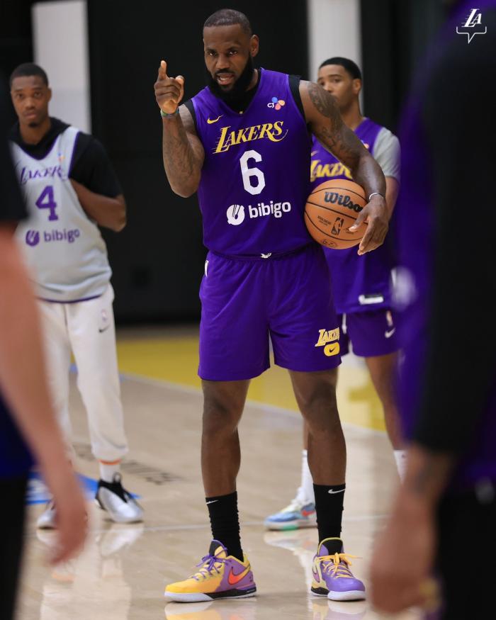 湖人备战G3：詹皇表情凶狠指导队友 球迷请求他面对狄龙轰40分