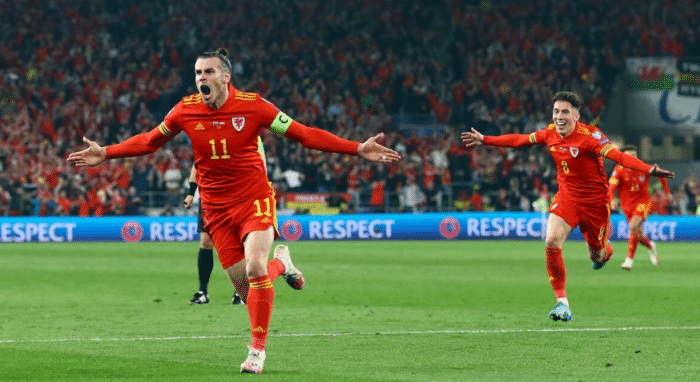 85分钟绝杀，2-1逆转！世界第26狂飙创22年神迹，贝尔冲世界杯