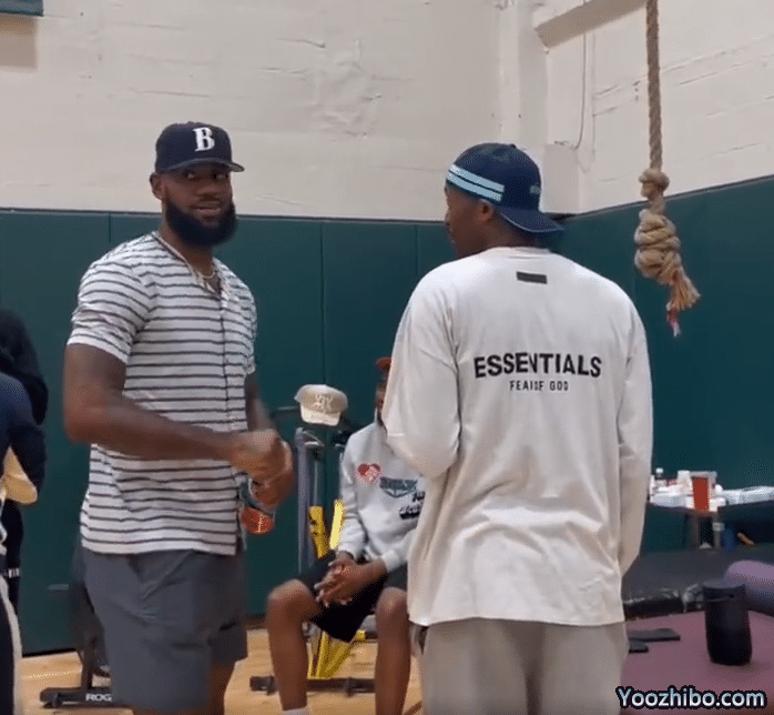 前队友执教詹皇队！詹皇亮相大笑拥抱小托马斯 联手塔图姆穆雷出战