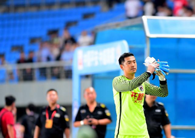 32岁前国门惨绝！1个转会窗连遭打击两度失业，申花禁引援重庆解散