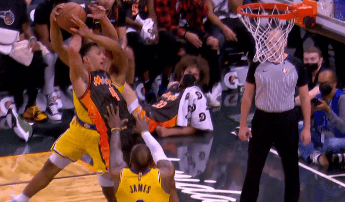 争议！詹皇惨遭打脸只是普通犯规，塔克恶犯放倒萨格斯引詹姆斯不满