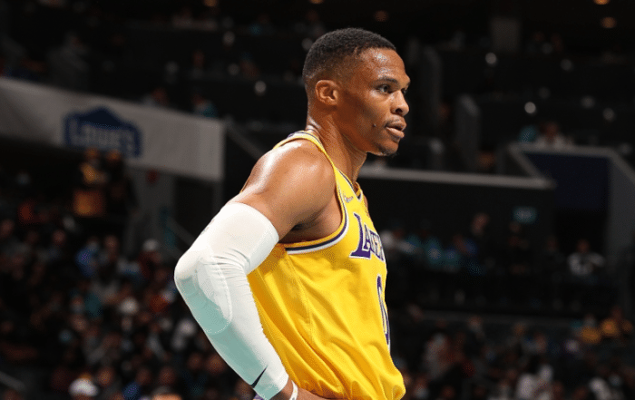 湖人首发12中1耻辱一节！半场正负值-103，詹皇满脸愁容直挠头