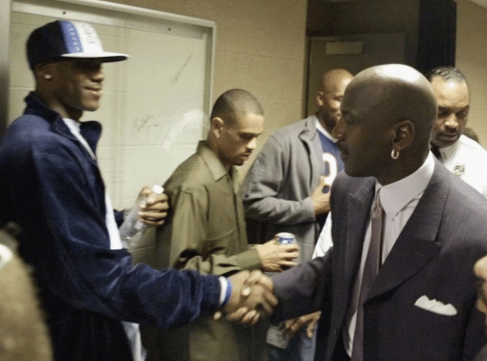 看看这张老照片，乔丹和詹姆斯谁气场更强？