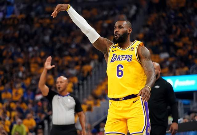 湖人悬了！裁判3次助攻詹眉，全场8打5还输，约基奇G3要小心