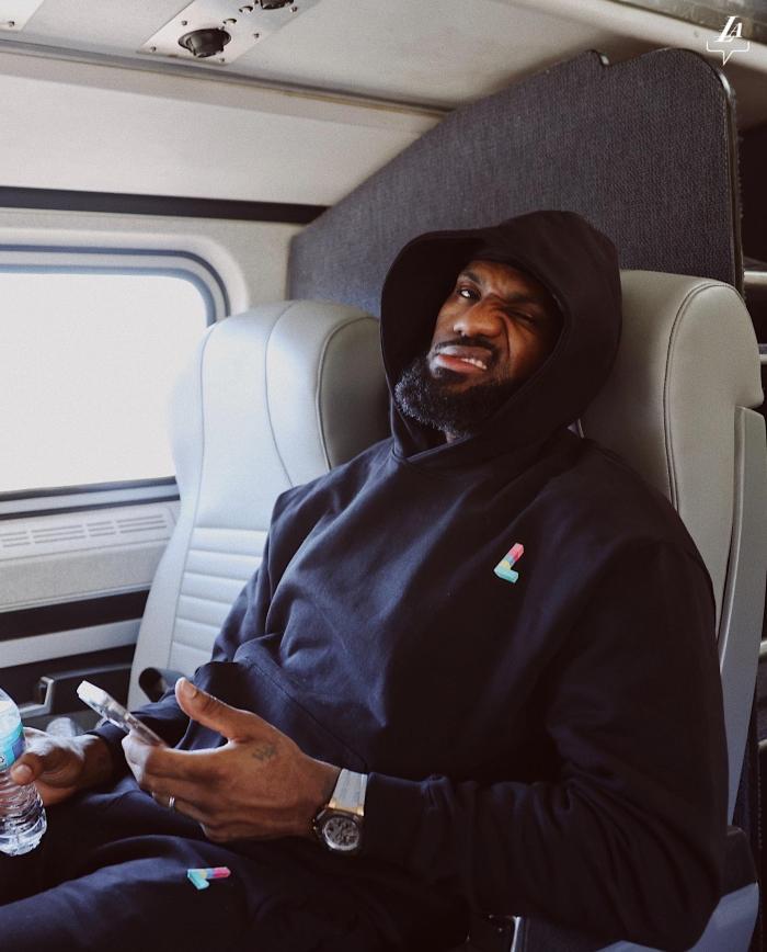 湖人全队坐火车抵达费城，老詹膝盖酸痛又添新伤！官宣续签约翰逊