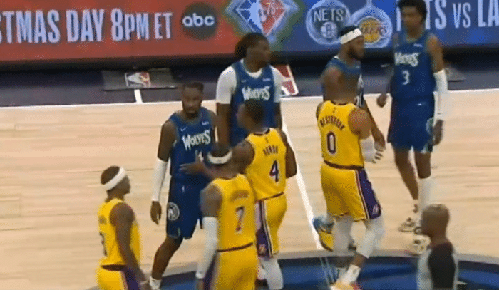 沃格尔终于摆出三控卫阵容，缺兵少将！小托马斯成了湖人的遮羞布