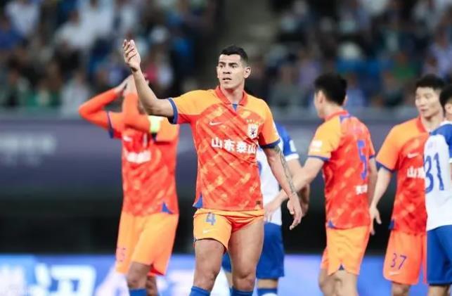 老实的贾德松为何怒打贝里奇？8倍慢镜给答案，鲁能找高洪波申诉