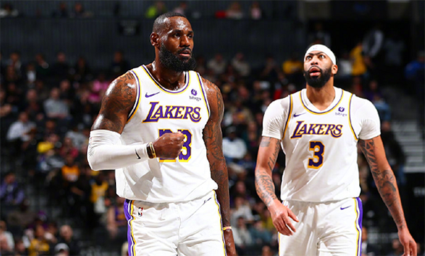 末节17 分，9记三分！詹姆斯刷新篮网球迷认知