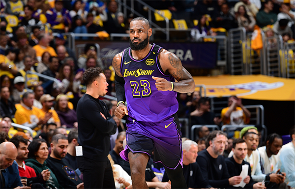 湖人惨遭马刺痛击！詹眉合力仍无果，末节崩盘惨吞三连败