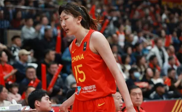 中国女篮热身赛惨败 杨舒予发挥失常引争议