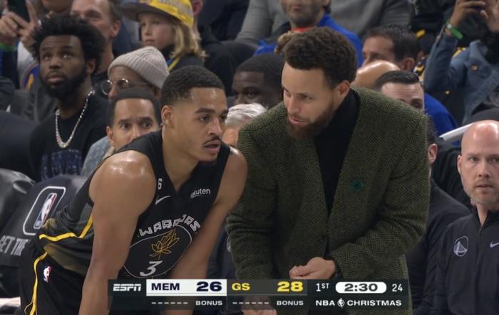 库里指导队友一幕曝光：普尔点头认真听讲 勇士领袖希望2周后复出