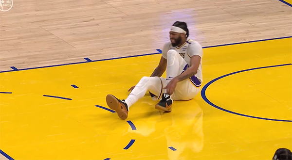 NBA年终大战伤病阴霾：湖人大将浓眉意外崴脚，东契奇拉伤退赛