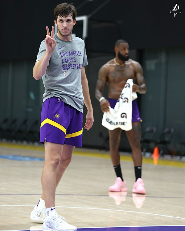 湖人官方晒训练合影！詹姆斯感谢里夫斯 点赞祝贺范德比尔特获休城日