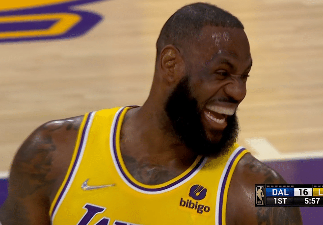 詹皇放弃进攻一幕曝光！站在原地一动不动，表情从大笑到沮丧直摇头