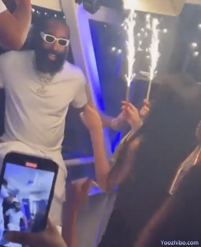 哈登游艇派对庆生曝光：疯狂庆祝把蛋糕扔进海里 现场美女如云嗨翻天