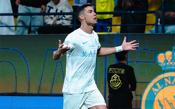 里程碑之战！C罗被铲后怒摔护腿板，传射率队大胜，紧追新月