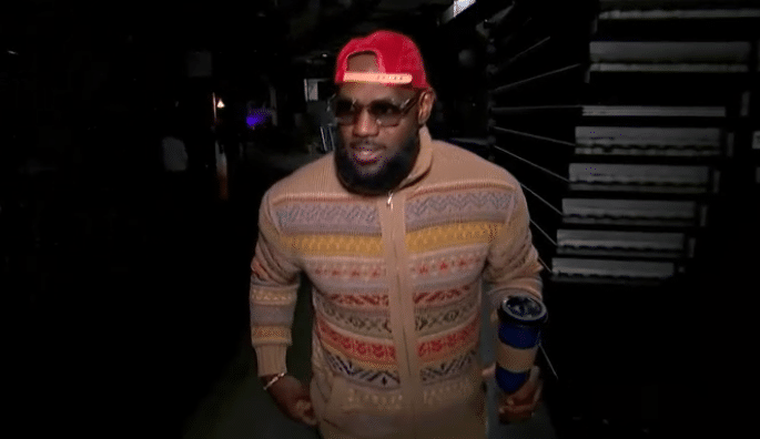 湖人利好：詹皇脱掉保护靴上场打球 康复顺利并携妻参加奥斯卡派对