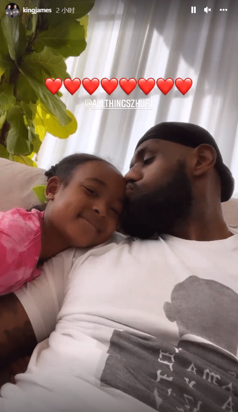 詹姆斯和老婆穿情侣装过圣诞，表情从歪嘴到咧嘴大笑，钻石项链太抢镜