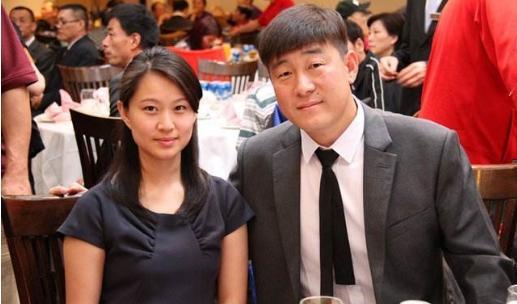 47岁曲圣卿罕见现身，新职务曝光，拒绝中超高薪选择年薪10万工作