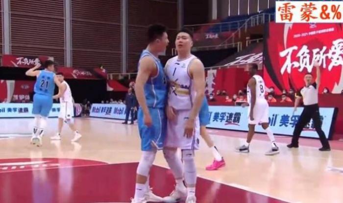 雷蒙垃圾话挑衅，李根愤怒，王骁辉起立鼓掌，球迷评论沸腾了