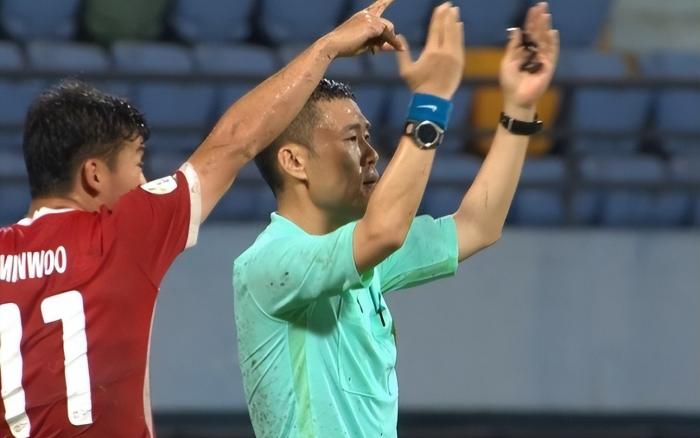 中超闹大笑话！裁判奇葩失误引疯狂抗议，国脚恶犯染红却鼓掌