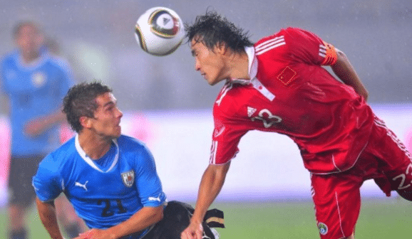 前国足队长现身野球场！中圈吊射破门，名记调侃：强烈建议禁赛