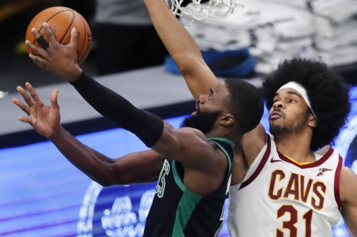 19分钟33分！布朗创历史第一神迹，三节打花骑士：在场狂赢31分