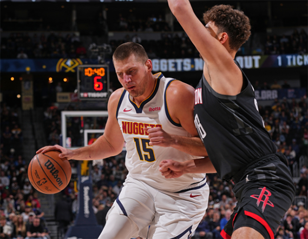 约基奇32+15+10狂刷纪录：隔扣申京复仇火箭 全场为他欢呼庆祝