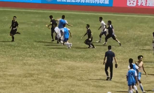 U15球员下跪内幕曝光：主裁是对手主帅的学生！追打裁判难逃严惩