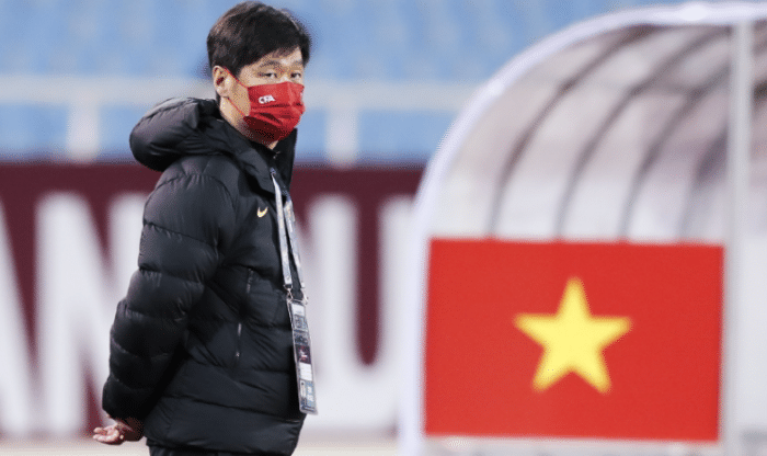 国足包机归来！洛国富等从更衣室直奔机场，李霄鹏率队隔离21天