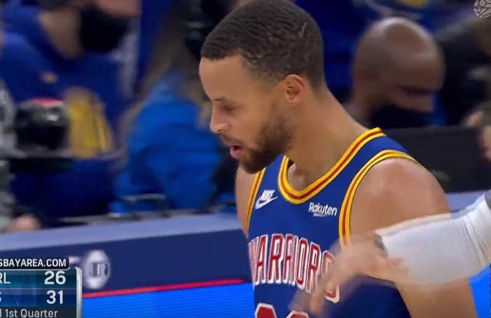 库里愚蠢犯规，科尔气到乱打拳，变脸真快！却被萌神中圈压哨折服