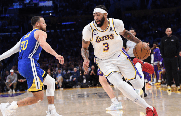 浓眉25+13多次重摔倒地！湖人狂胜詹眉大笑 库里一脸沮丧太无奈