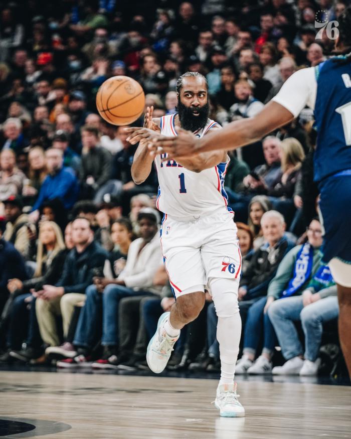 哈登三队首秀25+12创纪录，历史第一！76人官方高呼恐怖时刻