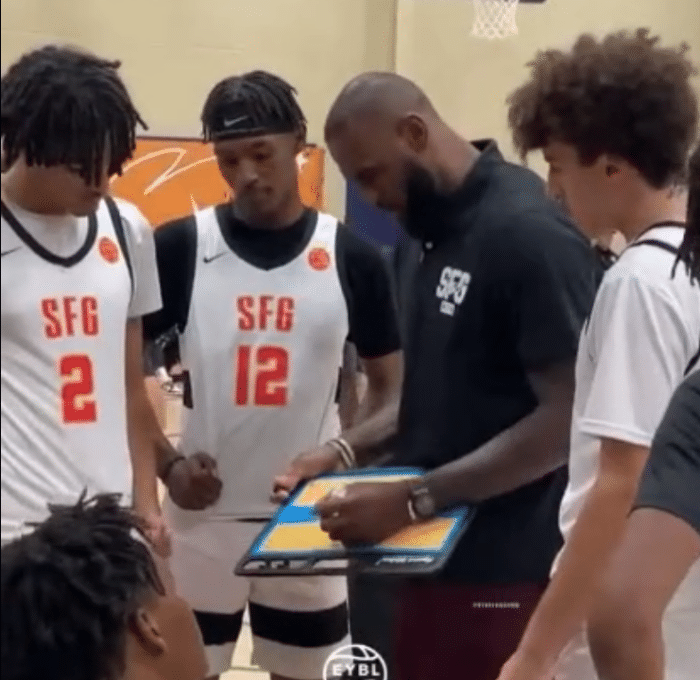 詹姆斯现身执教二儿子：布置战术时朗多站一旁 湖人等8队关注布莱斯