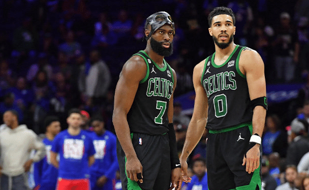 绿军淘汰后续！塔图姆不愿离开更衣室，布朗哭了，遭媒体群嘲