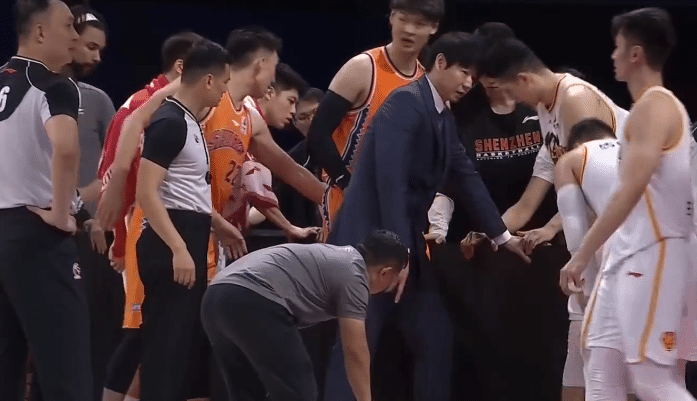 惊魂！深圳悍将被广告牌砸伤，杨毅吐槽:已并非CBA首次