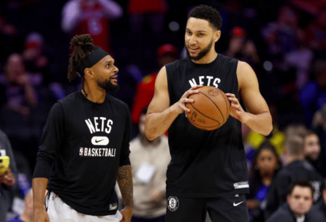 西蒙斯扣篮获短暂欢呼！为米尔斯当球童，美记：以为他投篮却传球