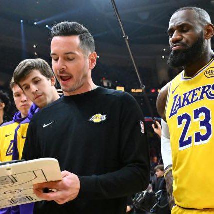 詹皇21+13+12连创纪录闪耀 八村相撞倒地无碍主场胜76人