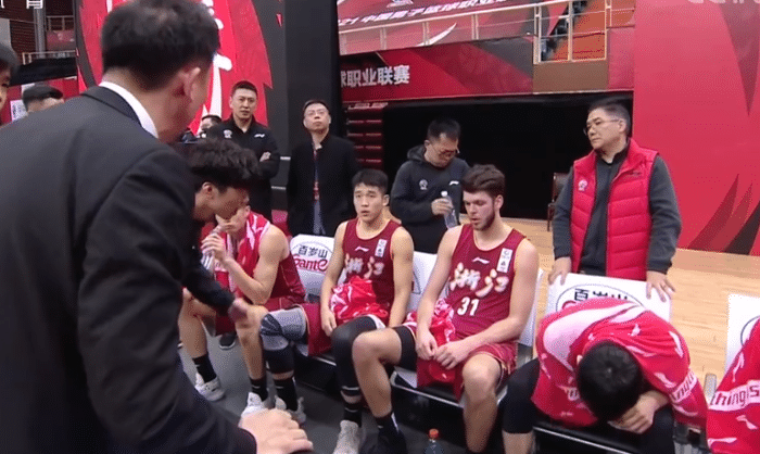 太危险！北控外援脚踢对手头部，张帆肘击动作威胁对手领技犯