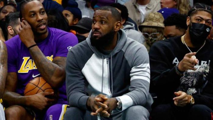 詹姆斯继续休战！远离球队接受治疗，膝盖后方疑似有一个囊肿